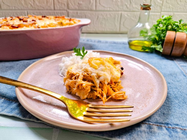 Porção do escondidinho servida em prato.
