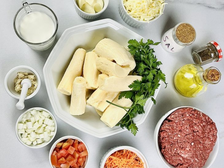 Ingredientes cortados sobre a bancada..
