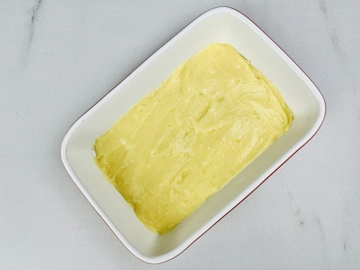 Massa de mandioca despejada na travessa.