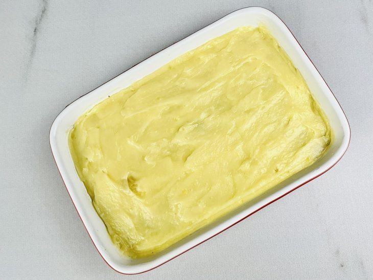 Carne moída coberta com o purê.