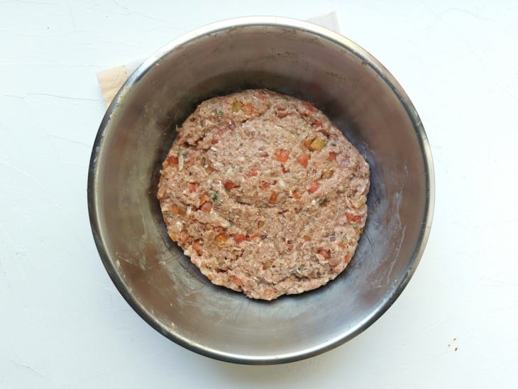 Um recipiente com carne moída temperada.