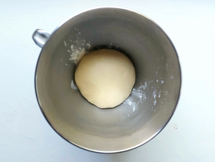 Um recipiente contendo uma bola de massa.