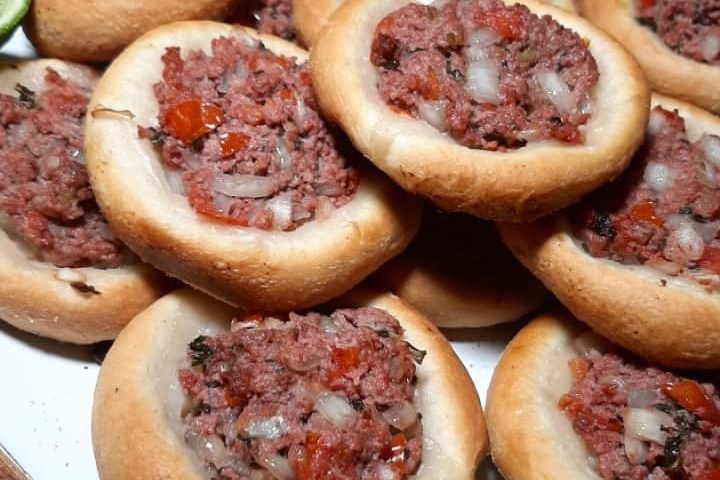 Esfiha aberta de carne moída