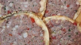Esfiha de carne com pão sírio