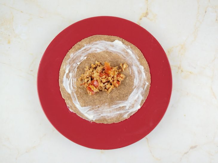 Requeijão e recheio colocados na fatia de wrap.