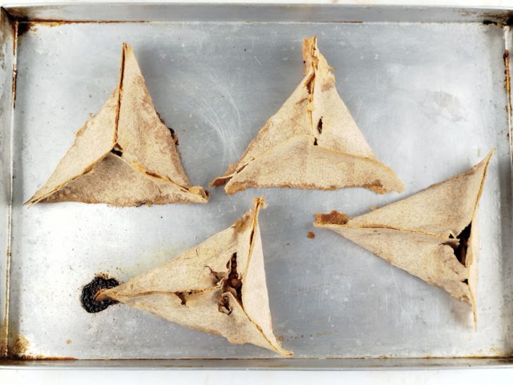 Esfihas assadas na assadeira.