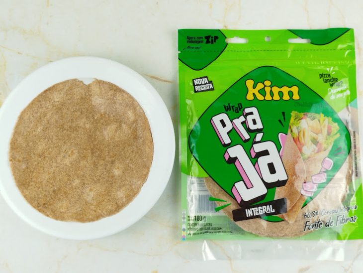 Fatia de wrap umedecida num prato com água.