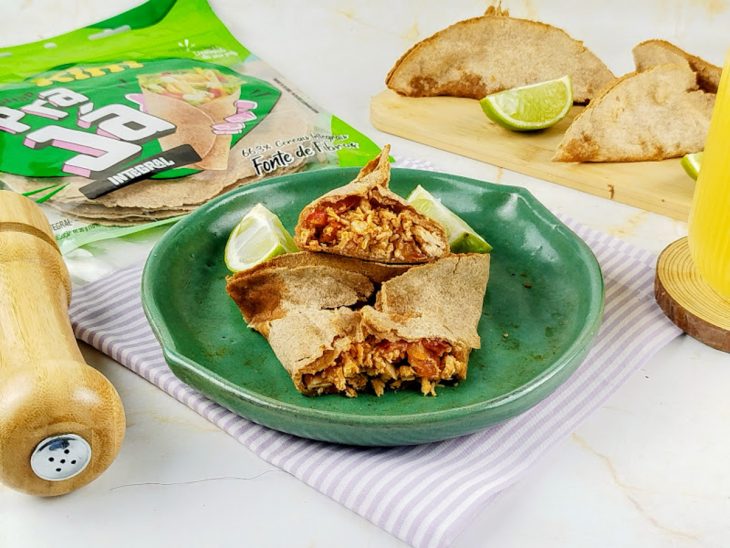 Esfiha saudável pronta para consumo, cortada ao meio.