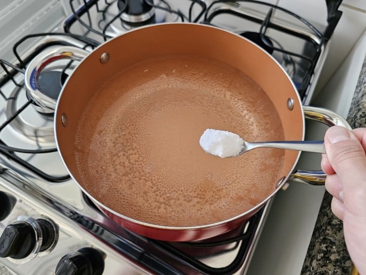 Uma panela com água fervente e sal.