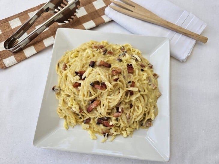 Um prato com espaguete à carbonara.