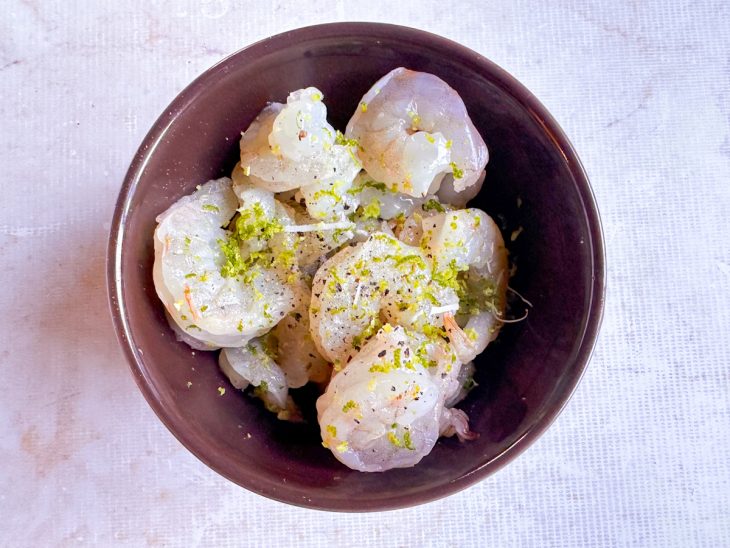 Camarões na tigela.