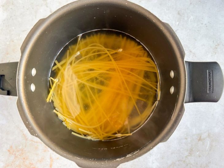 Espaguete na panela com água.