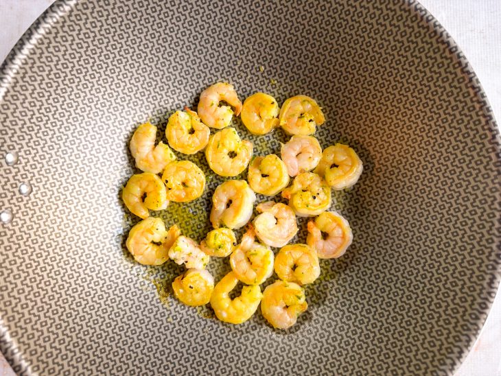 Camarões grelhados.