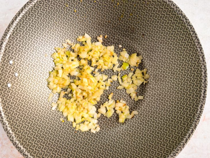 Aho e cebola refogados na manteiga.