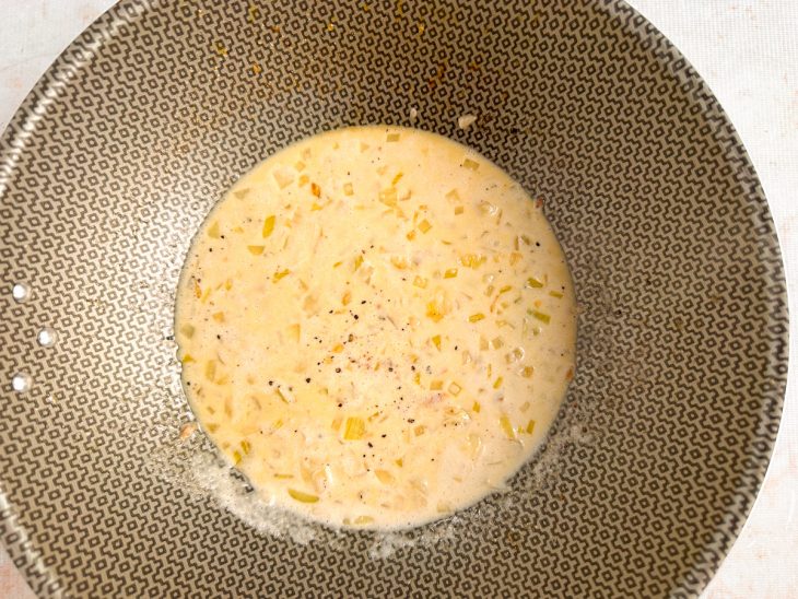 Vinho, nata e os temperos adicionados.