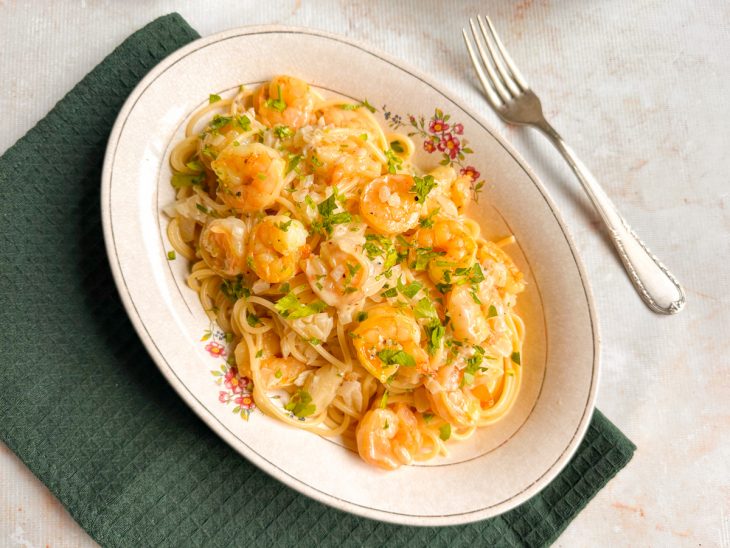 Espaguete pronto, decorado com salsinha.