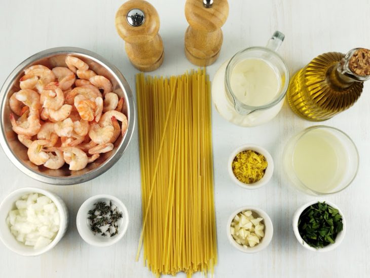 Ingredientes reunidos na bancada.