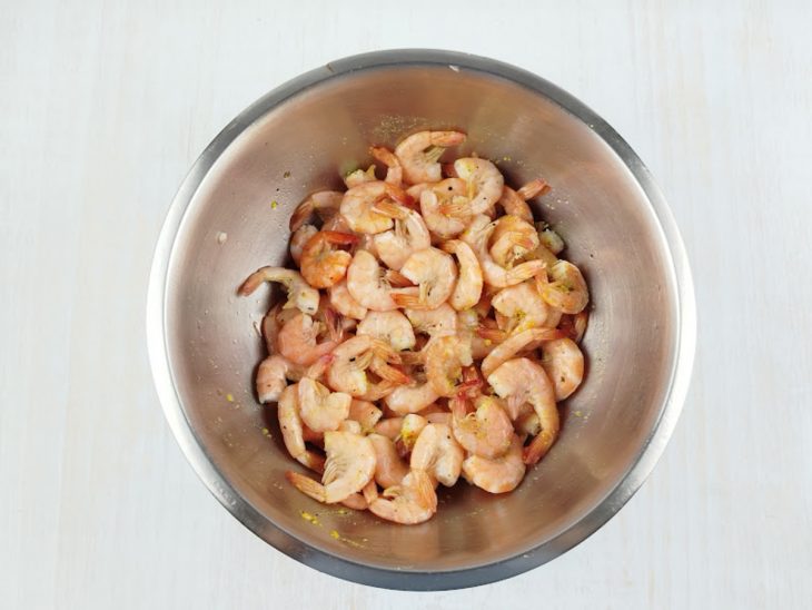 Camarões limpos e temperados.