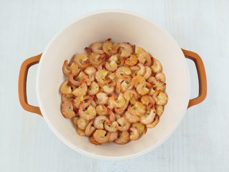 Camarões dourados na panela.