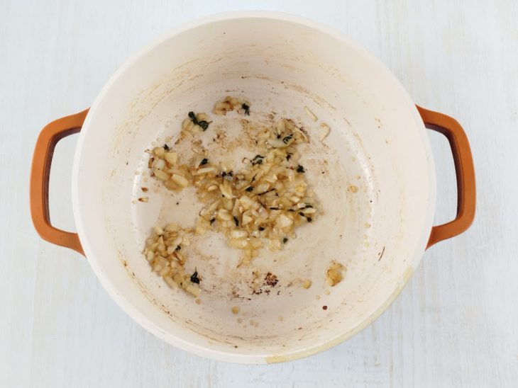 Cebola, alho e tomilho refogados na panela do camarão.