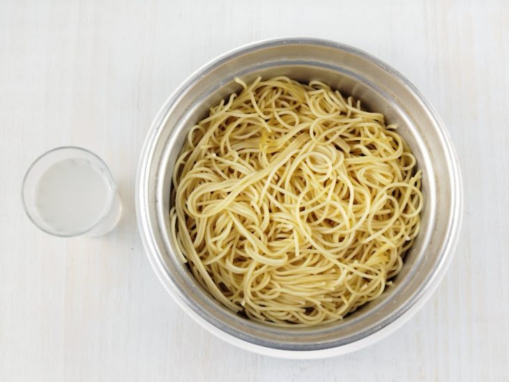 Macarrão cozido em uma tigela.