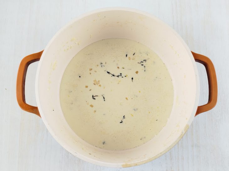 Creme de leite adicionado na panela com a cebola e os temperos.