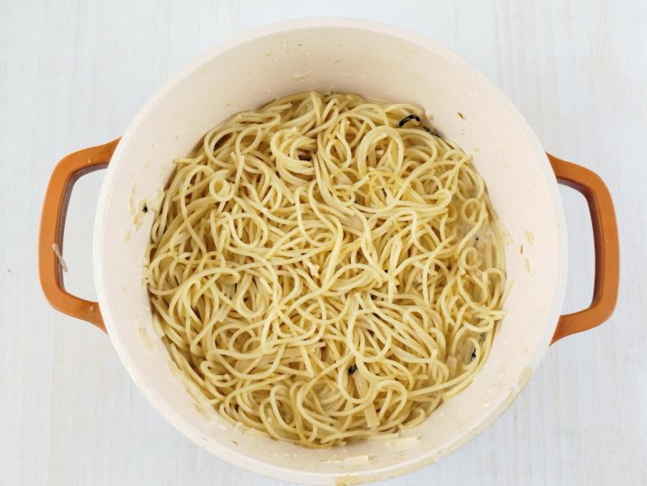 Macarrão adicionado na panela.