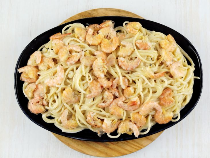 Macarrão com os camarões transferidos para uma travessa.