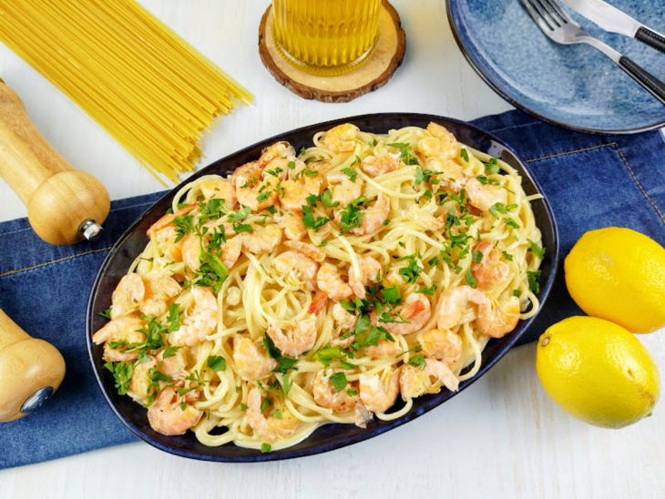 Macarrão pronto, decorado com salsinha.