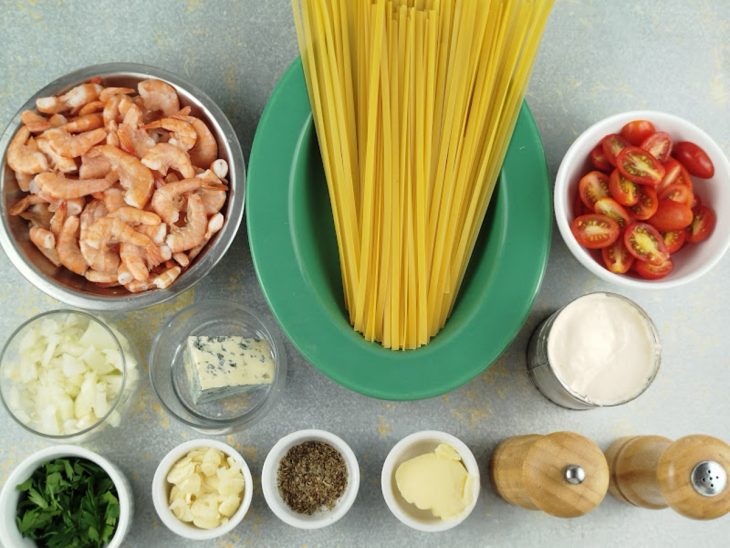 Ingredientes reunidos na bancada.