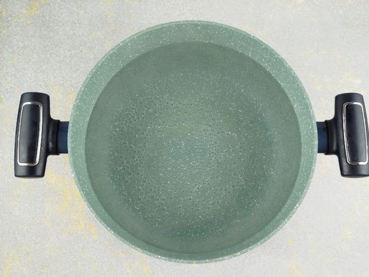 Panela com água no fogo.