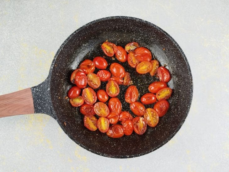 Tomates cereja na frigideira.