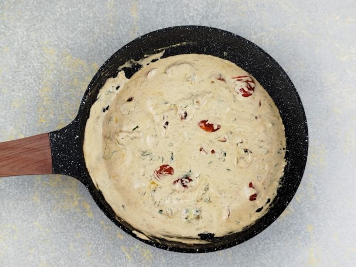 Molho de gorgonzola pronto na frigideira.