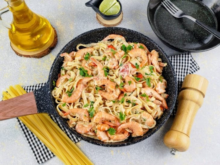 Macarrão pronto e servido na frigideira.