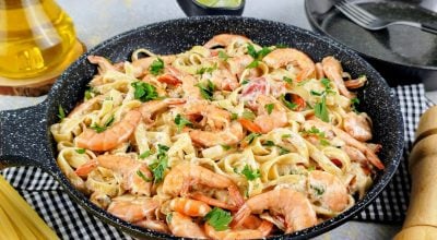 Espaguete ao molho de gorgonzola e camarão