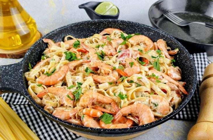 Espaguete ao molho de gorgonzola e camarão