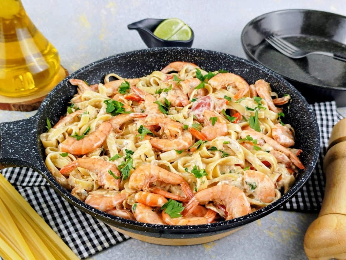 Espaguete ao molho de gorgonzola e camarão