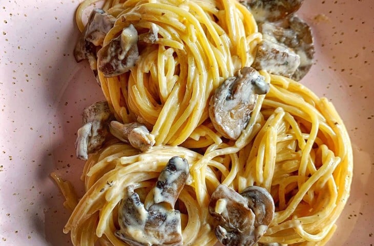 Espaguete com cogumelos e mignon