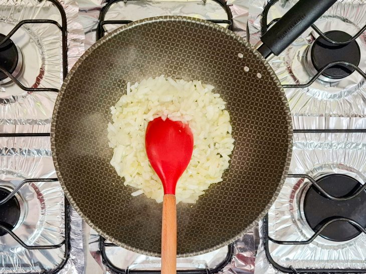Na frigideira, o azeite e a cebola refogada.