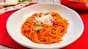 Espaguete com passata de tomate
