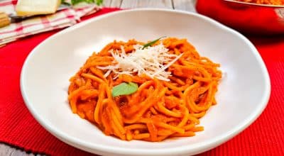 Espaguete com passata de tomate