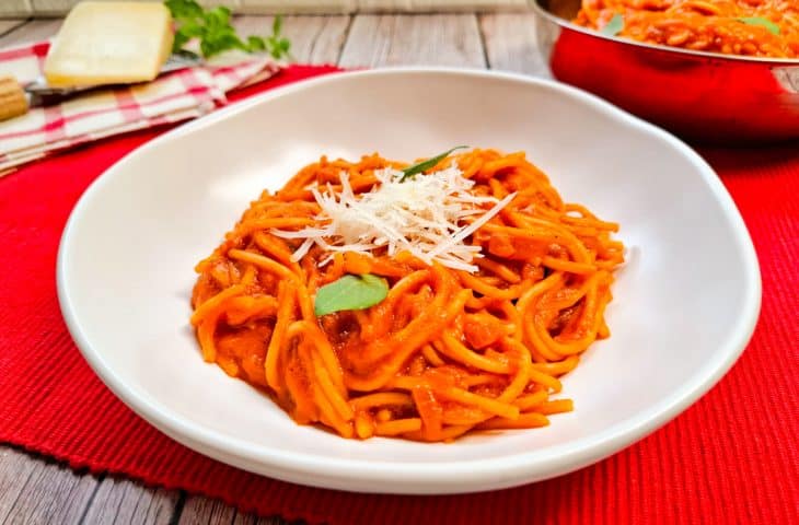 Espaguete com passata de tomate