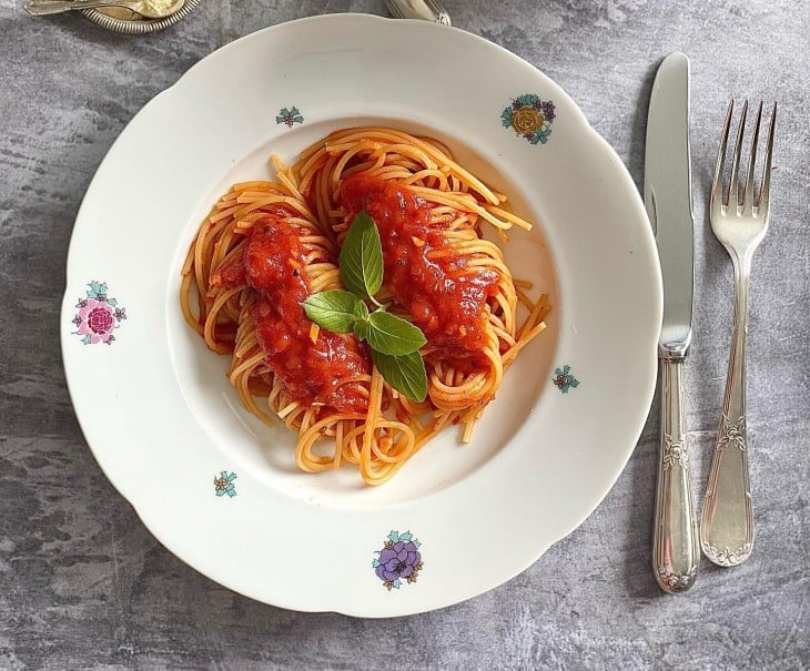 Espaguete com passata de tomate