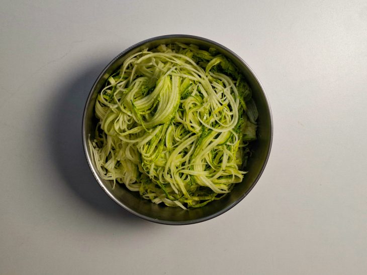 Abobrinha cortada em espaguete.