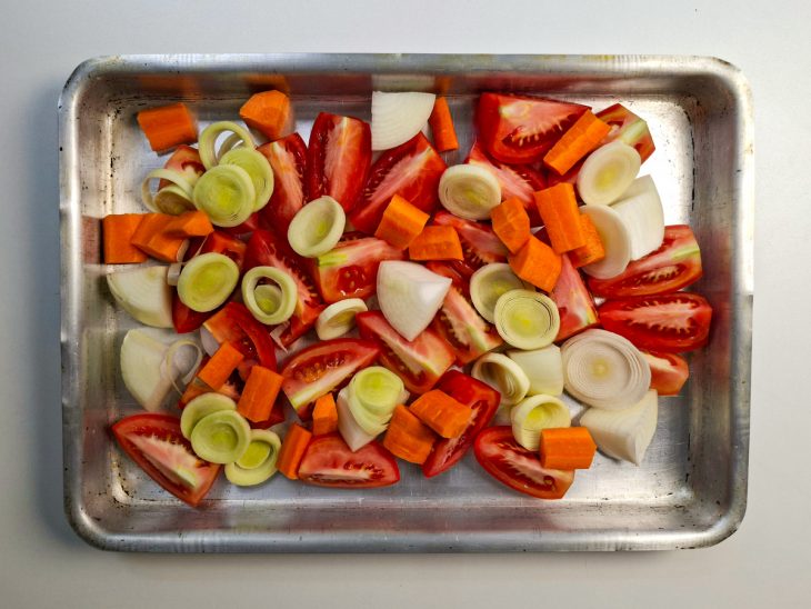 Ingredientes picados e acomodados na assadeira.