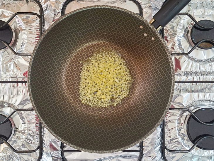 Alho com azeite numa frigideira.