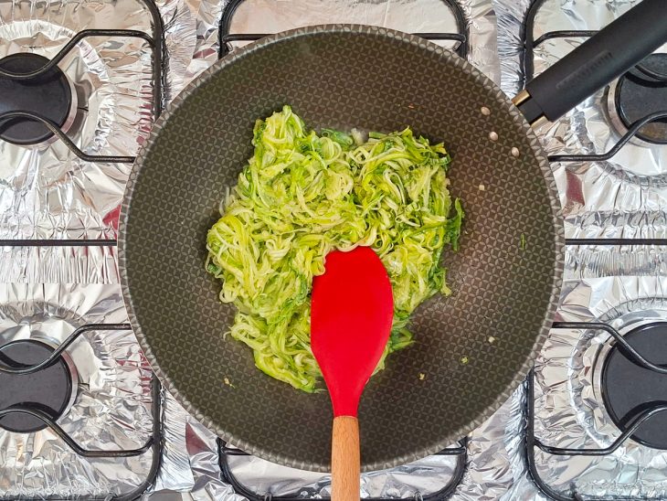 Abobrinha e temperos adicionados na panela com alho refogado.
