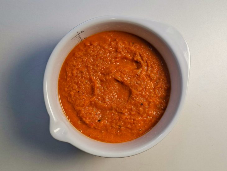Molho de tomate batido e reservado num recipiente.