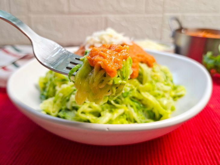 Porção do espaguete de abobrinha em destaque num garfo.