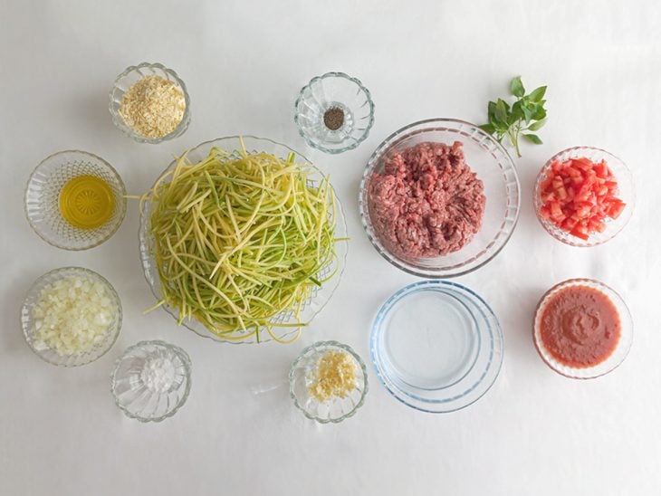Ingredientes para a receita reunidos em uma bancada.